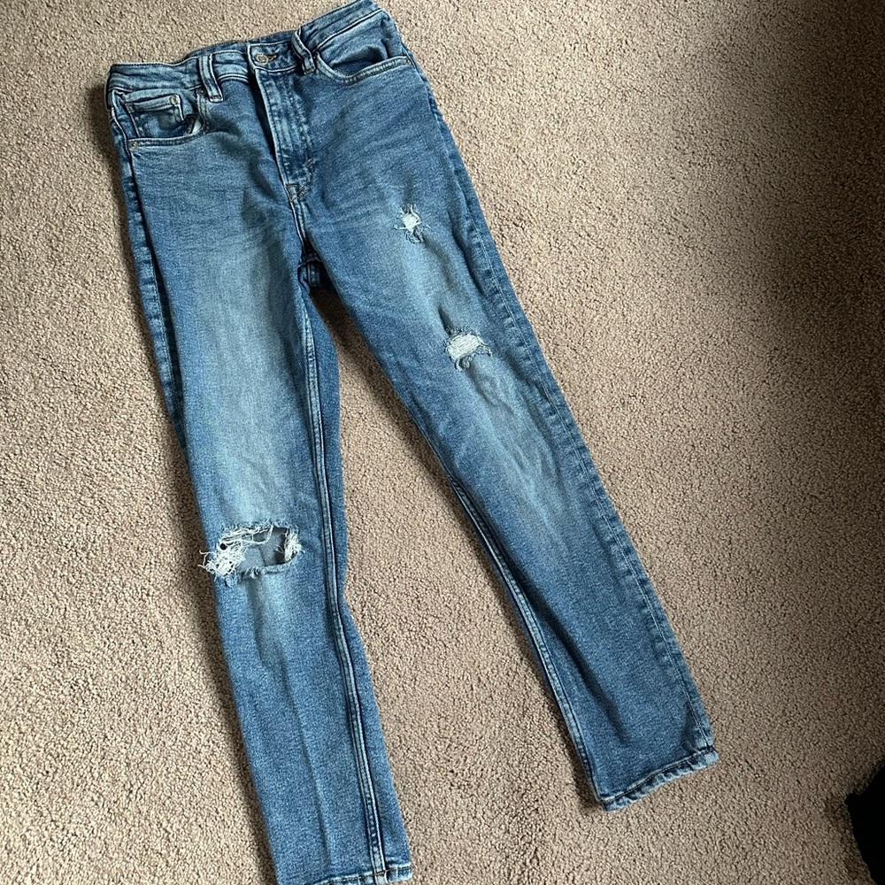 Ripped Skinny Jeans w/ Stretch